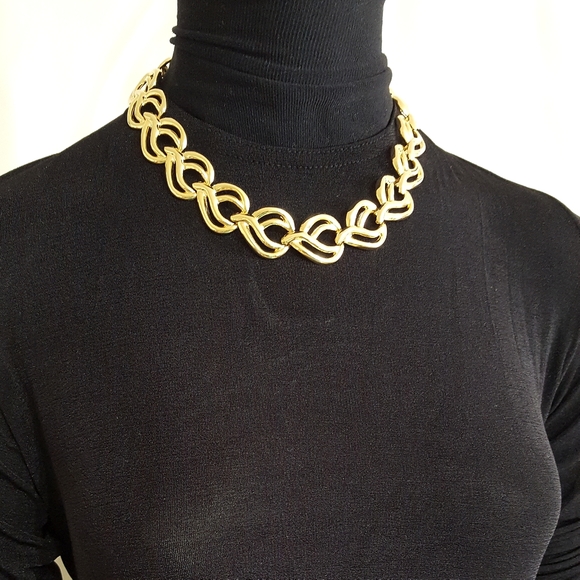 Gold Tone Inter-Linked Chain Short Necklace - Picture 5 of 8